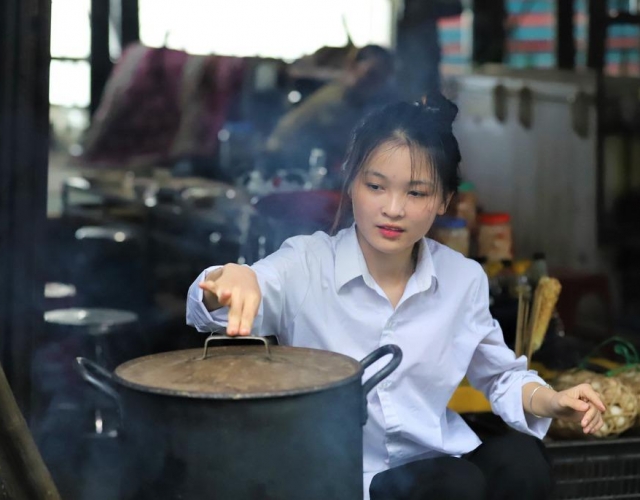 Nữ sinh Hòa Bình đạt 3 điểm 10 thi tốt nghiệp THPT: Vừa đi học vừa chăn trâu, cắt cỏ